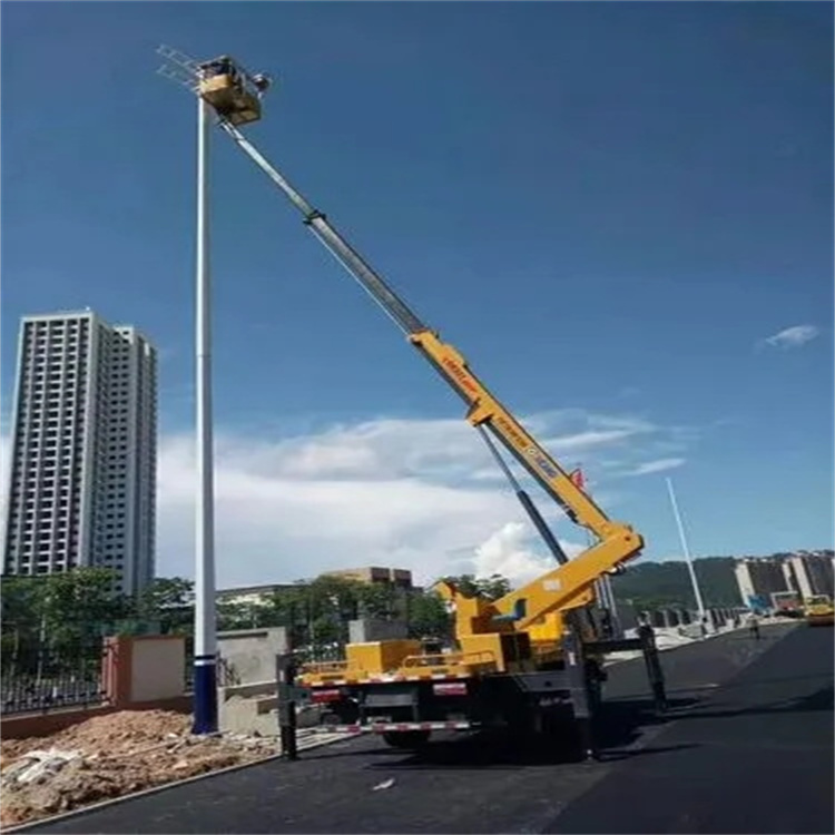 白鹭湖管理区维修路灯的曲臂升降车出租